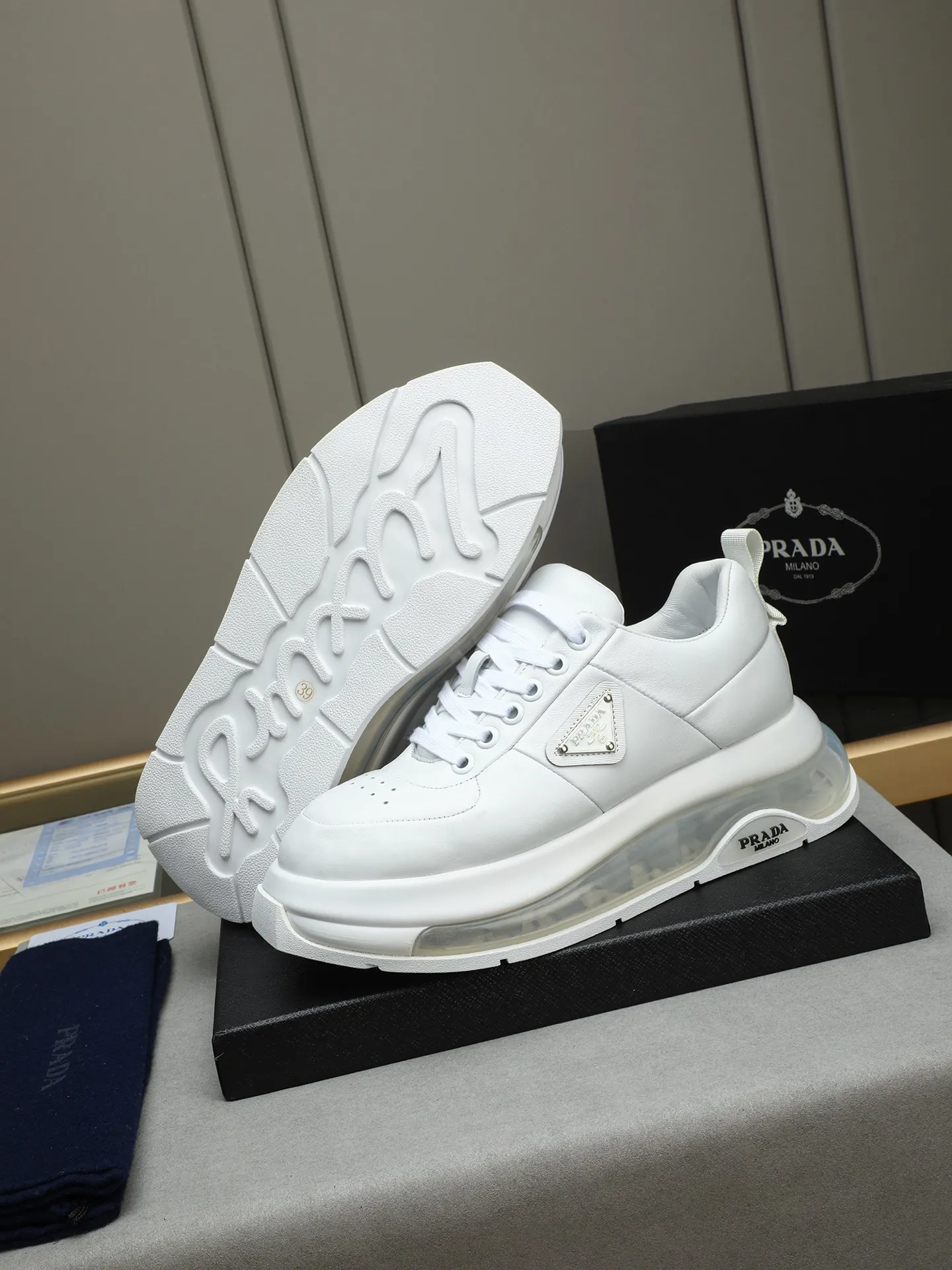 Men's shoes 💰640 Prada/Prada Men's casual shipping, imported cowhide upper, prada triangle logo, lambskin lining, original air cushion sole, rubber sewing process, rubber bottom layer, excellent shock absorption effect, comfortable on the feet! Size: 39-44 (38 45 customized)
